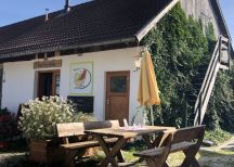 Sitzen vor dem Hofladen des Bumbaurhofs