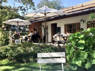 Sitzen vor dem Oberbuchbergers Hofladen